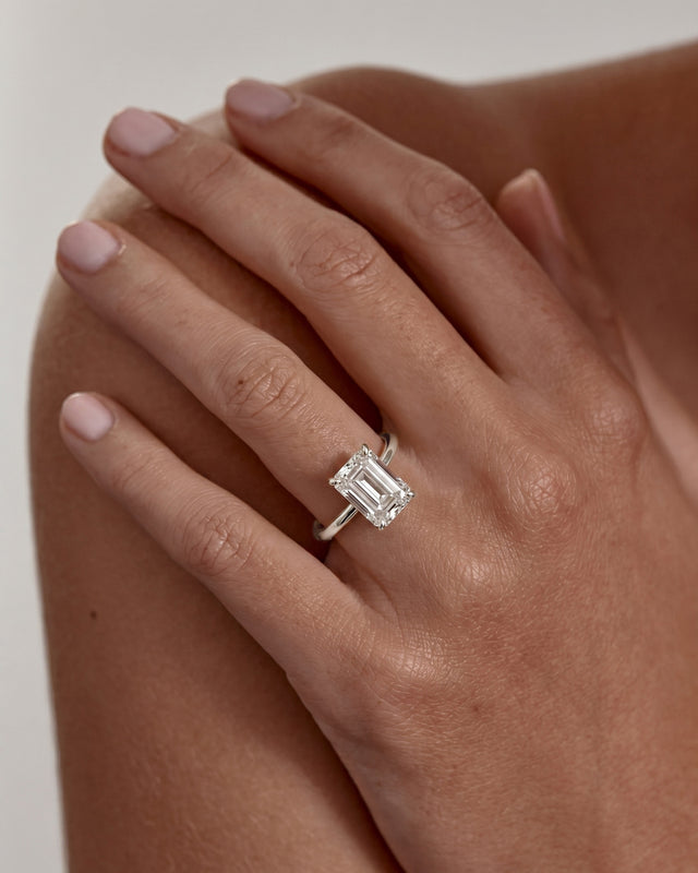 18k Solid White Gold Lotus Solitaire Engagement Ring - Emerald 2.5ct